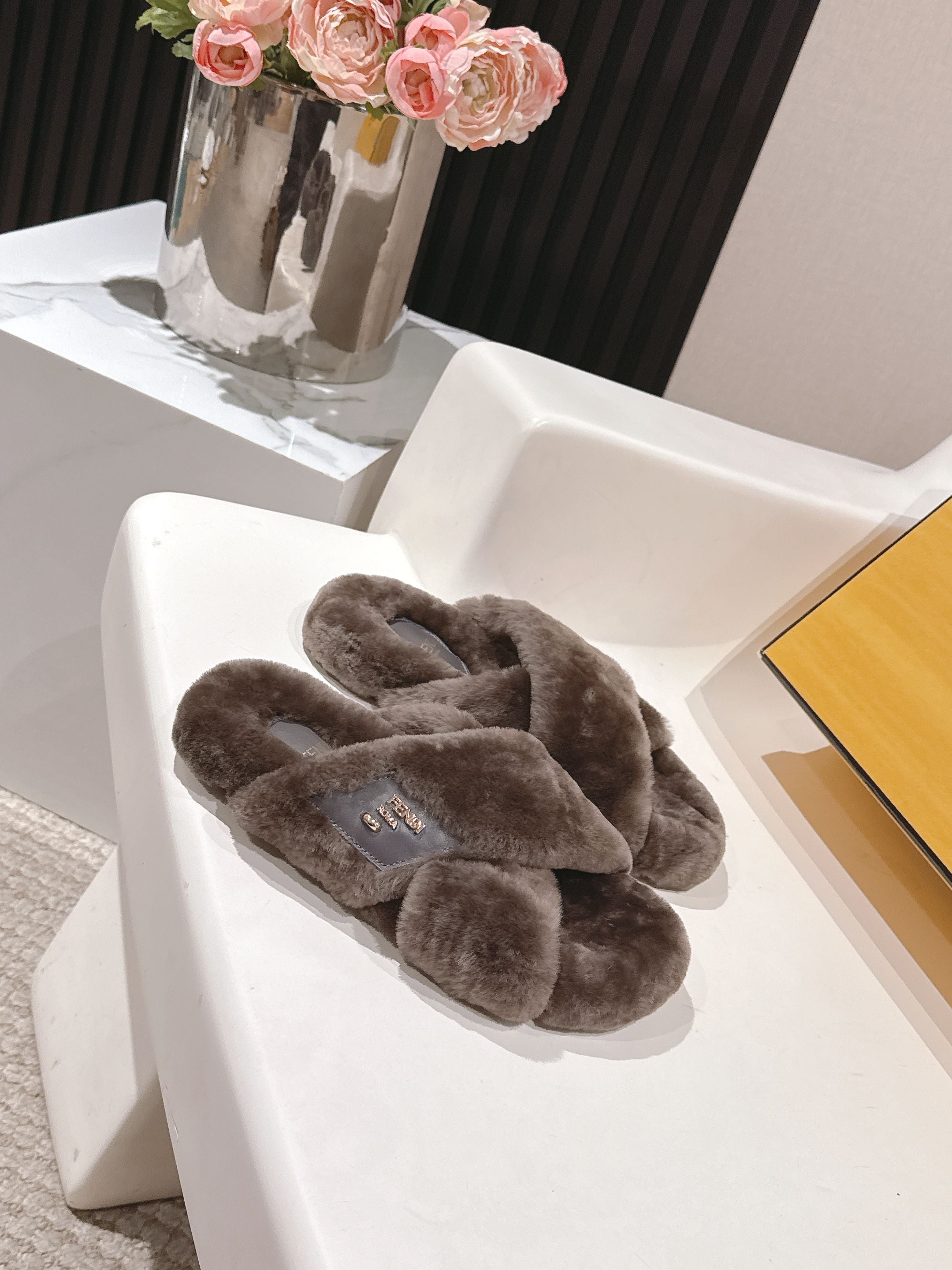 Fendi F013 2025ss Fluffy Slippers Brown Lambswool 467195