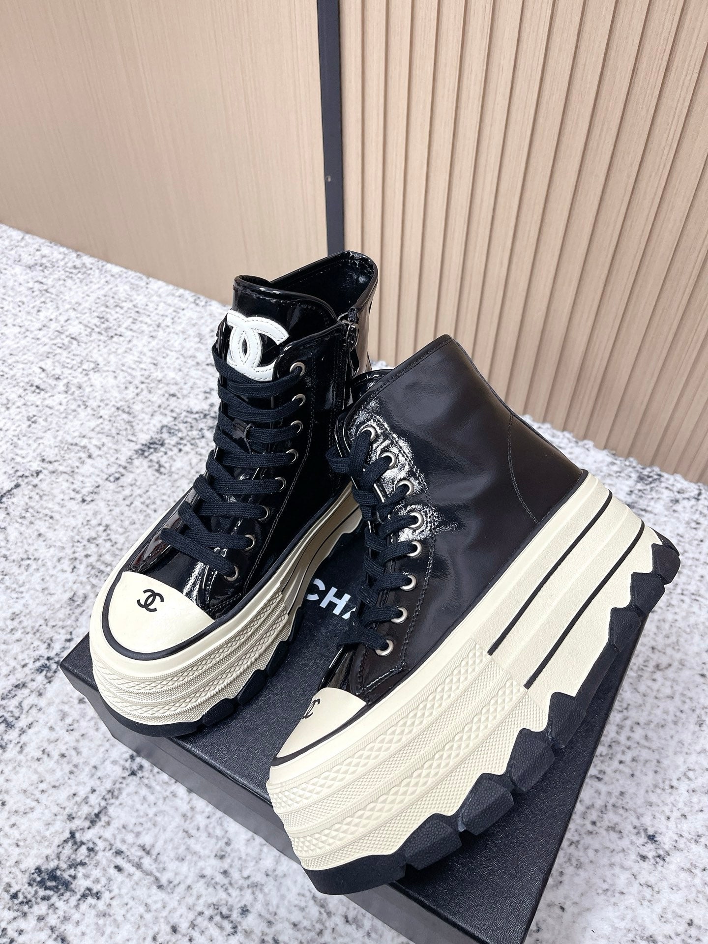 Chanel Platform High-Top Casual Black Sneakers in Cowhide 591371