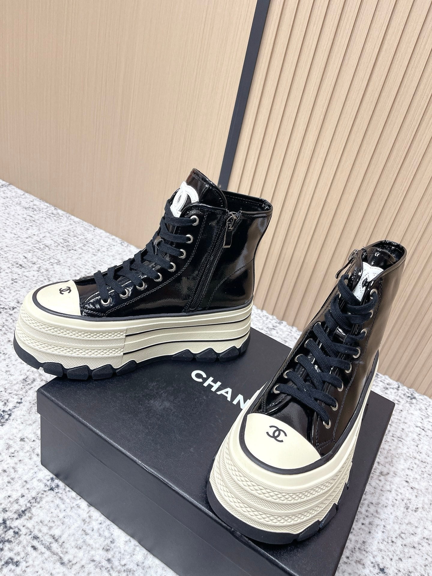 Chanel Platform High-Top Casual Black Sneakers in Cowhide 591371