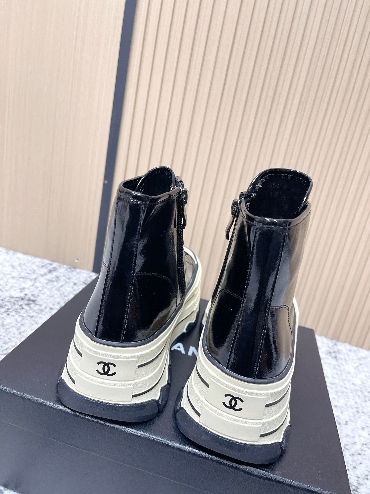 Chanel Platform High-Top Casual Black Sneakers in Cowhide 591371