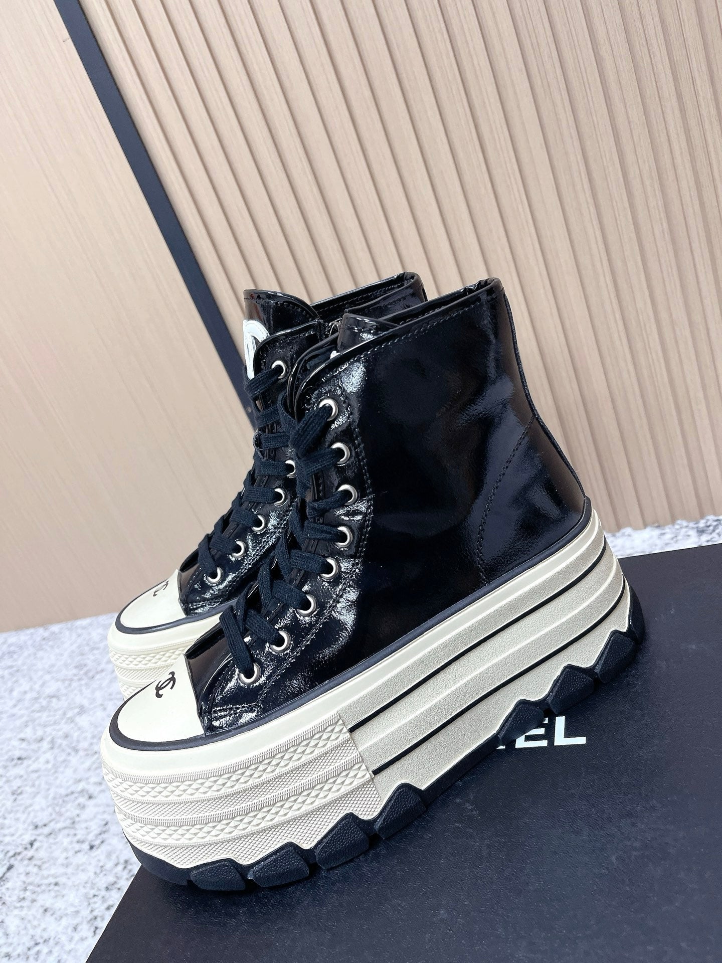 Chanel Platform High-Top Casual Black Sneakers in Cowhide 591371