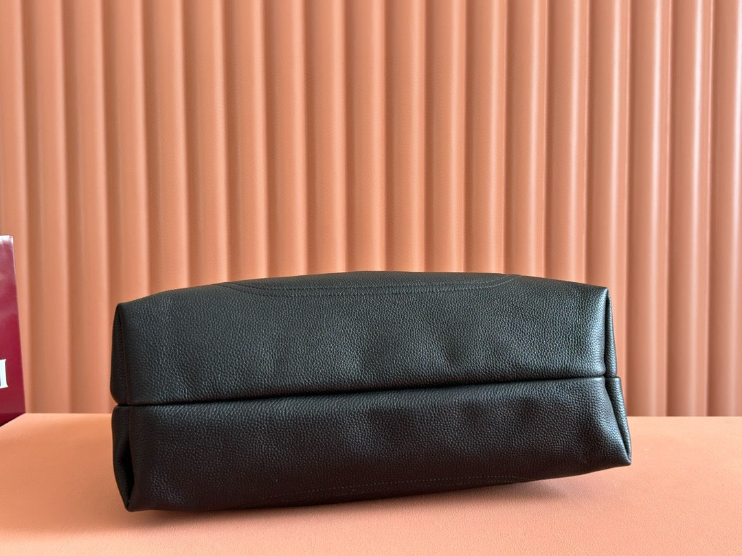 GG Softbit Shoulder Bag 46cm Black Grained Calfskin Gold Hardware