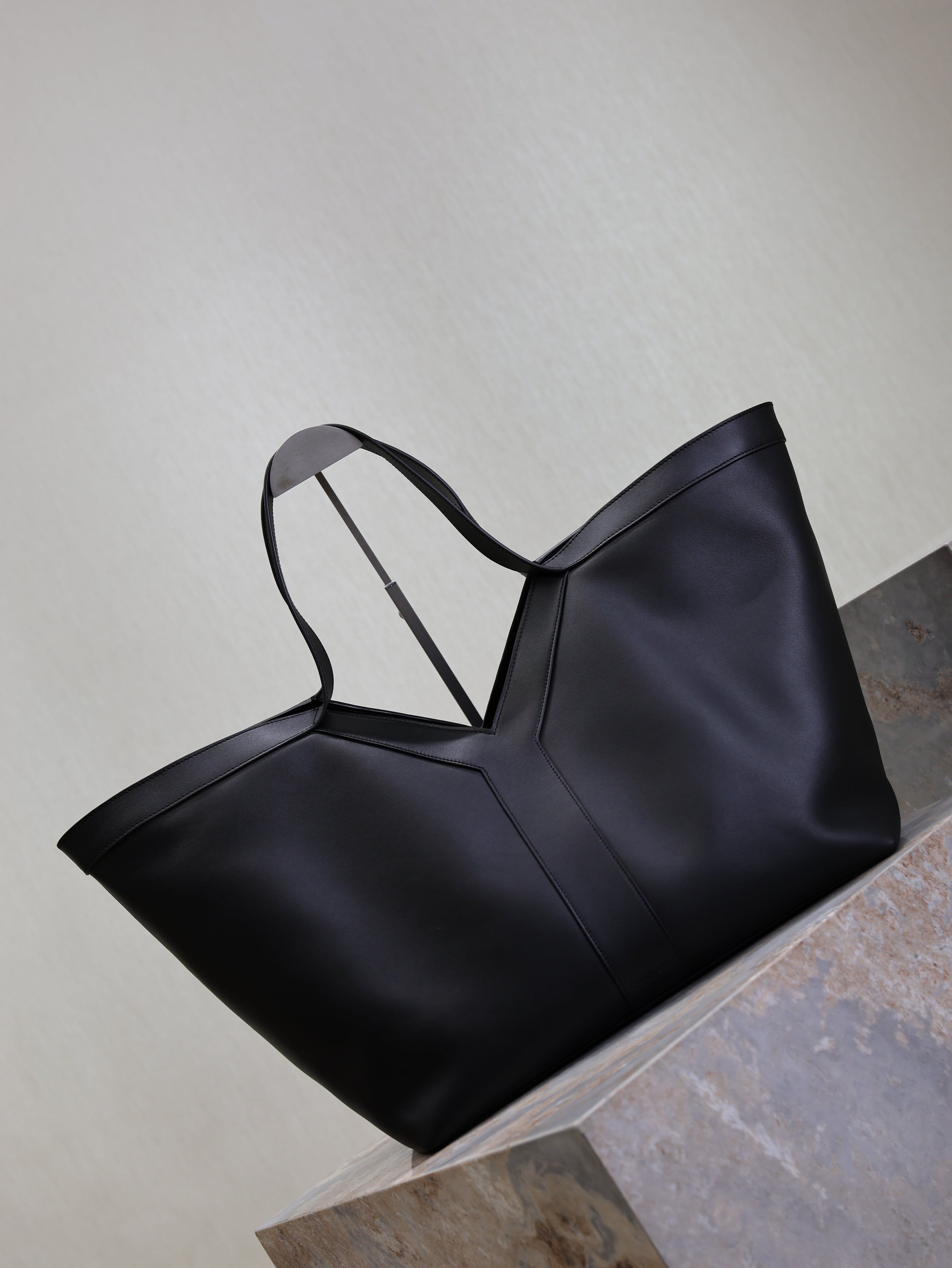 Y Tote Bag Black Cowhide