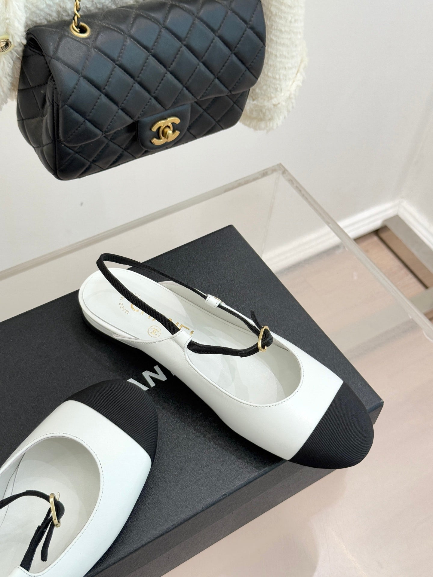 26C Two-tone Double C Flat Shoes Black White Sheeskin 557689